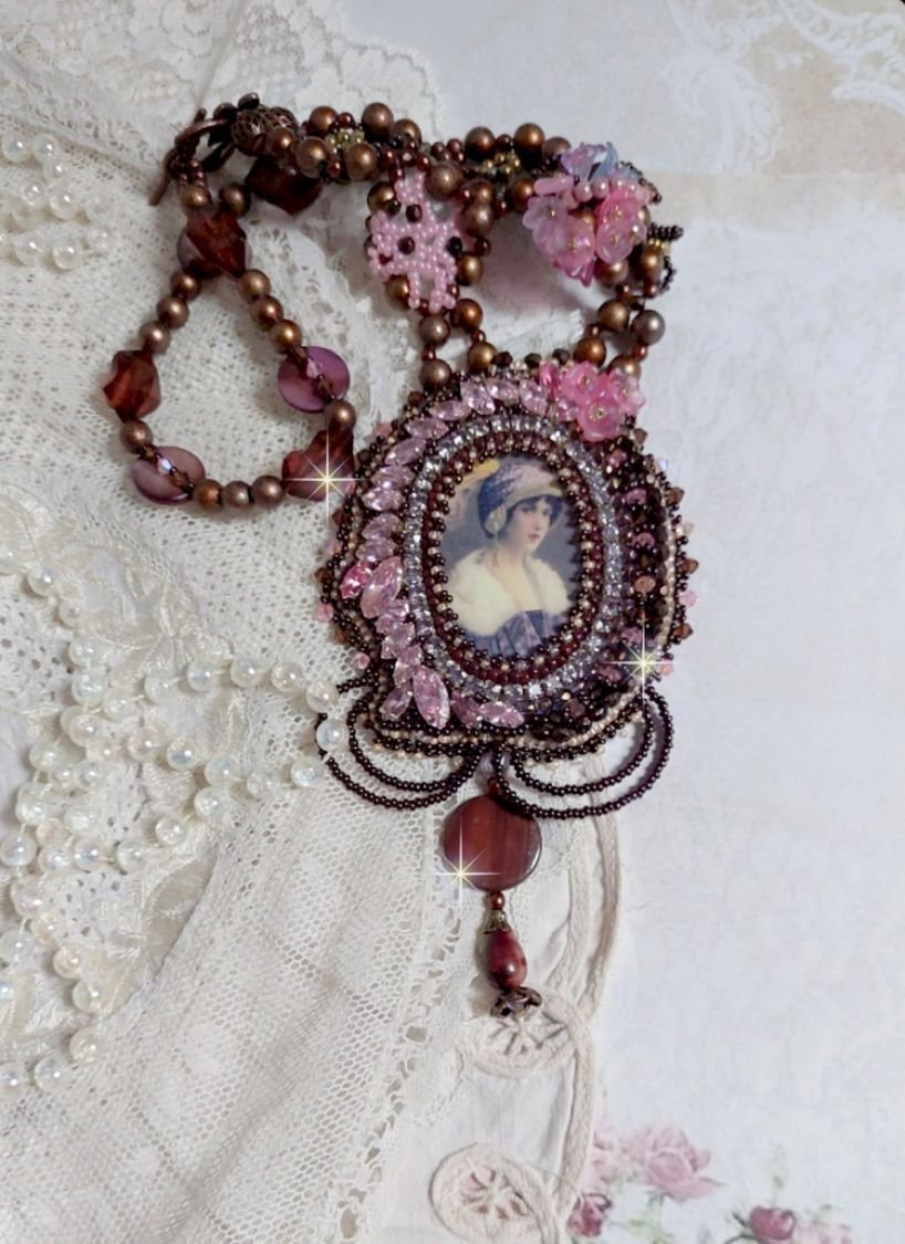 Belle Romance Haute-Couture halskjede brodert med et cabochon portrett av en kvinne i en hatt med krystaller, satengperler, gyldne runde perler, perlemor cabochons og 