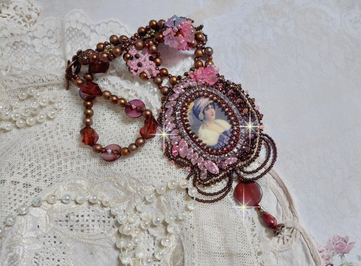 Belle Romance Haute-Couture halskjede brodert med et cabochon portrett av en kvinne i en hatt med krystaller, satengperler, gyldne runde perler, perlemor cabochons og 