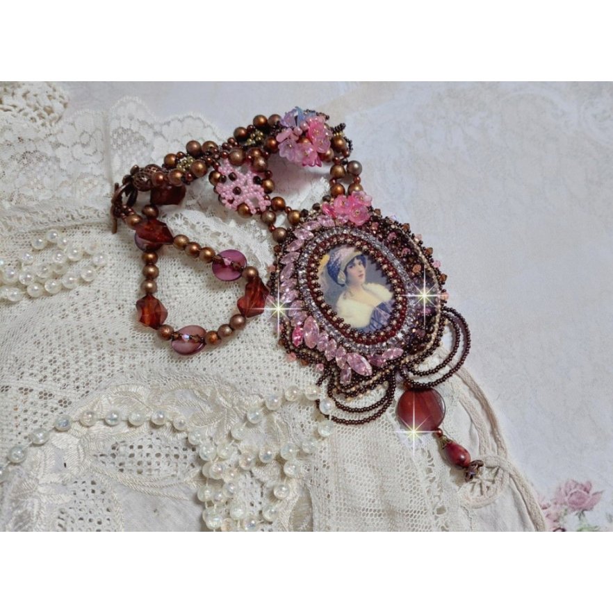 Belle Romance Haute-Couture halskjede brodert med et cabochon portrett av en kvinne i en hatt med krystaller, satengperler, gyldne runde perler, perlemor cabochons og 