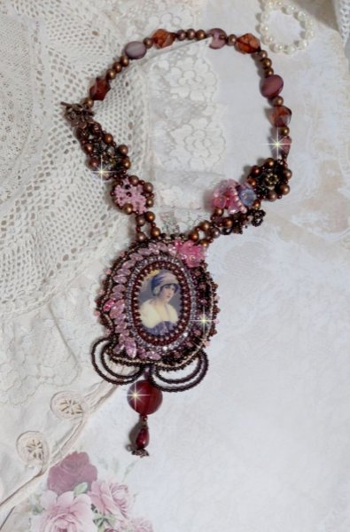 Belle Romance Haute-Couture halskjede brodert med et cabochon portrett av en kvinne i en hatt med krystaller, satengperler, gyldne runde perler, perlemor cabochons og 