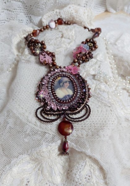 Belle Romance Haute-Couture halskjede brodert med et cabochon portrett av en kvinne i en hatt med krystaller, satengperler, gyldne runde perler, perlemor cabochons og 