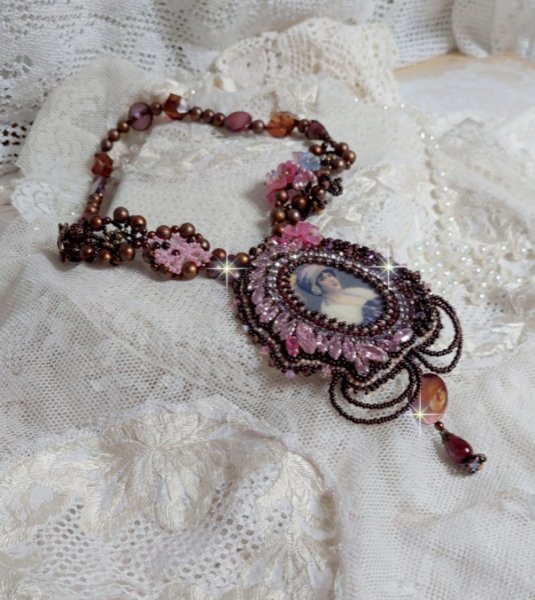 Belle Romance Haute-Couture halskjede brodert med et cabochon portrett av en kvinne i en hatt med krystaller, satengperler, gyldne runde perler, perlemor cabochons og 