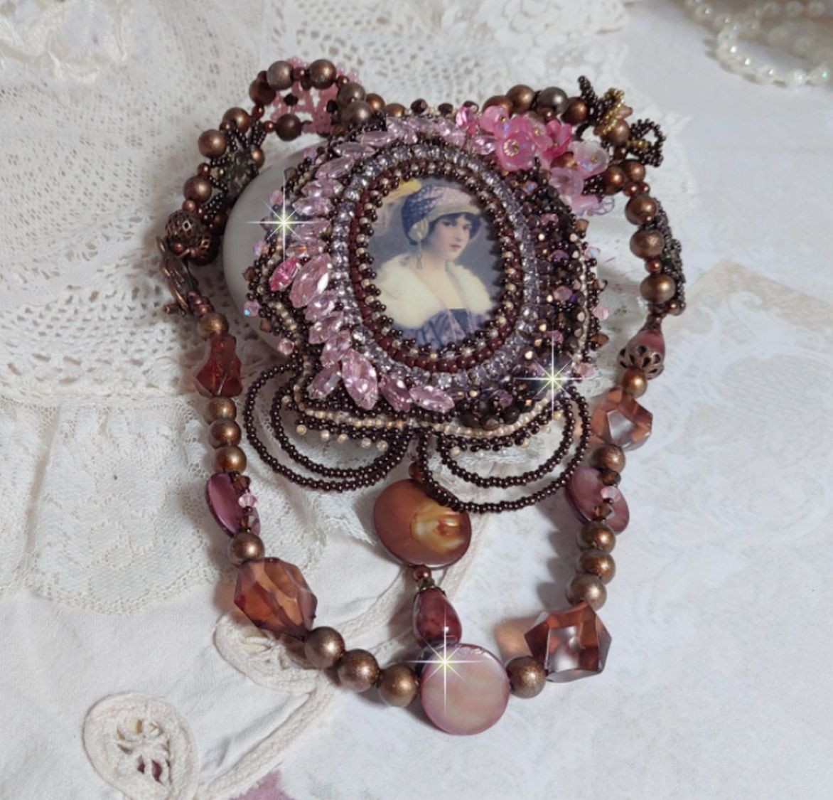 Belle Romance Haute-Couture halskjede brodert med et cabochon portrett av en kvinne i en hatt med krystaller, satengperler, gyldne runde perler, perlemor cabochons og 