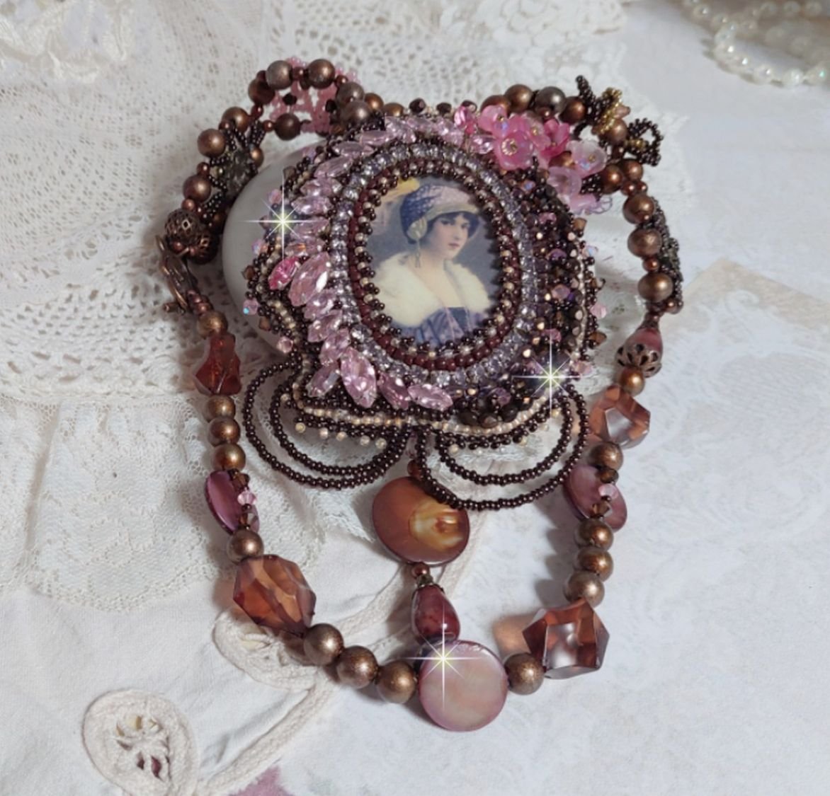 Belle Romance Haute-Couture halskjede brodert med et cabochon portrett av en kvinne i en hatt med krystaller, satengperler, gyldne runde perler, perlemor cabochons og 