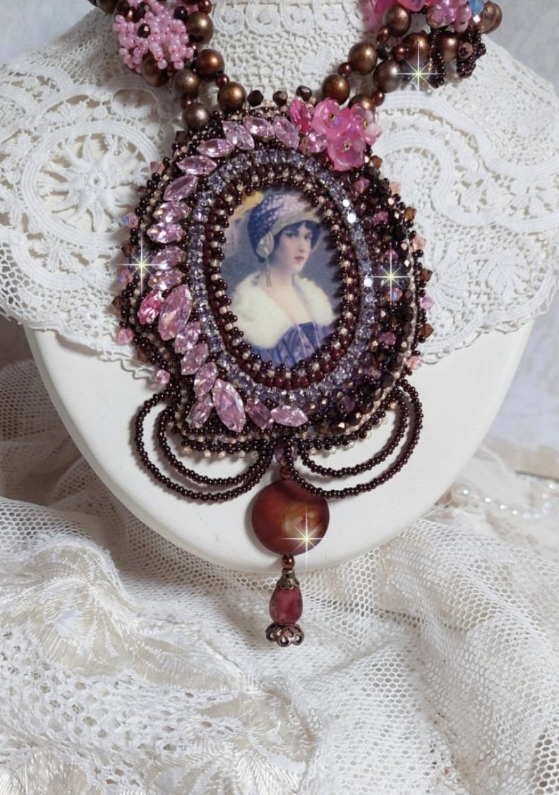 Belle Romance Haute-Couture halskjede brodert med et cabochon portrett av en kvinne i en hatt med krystaller, satengperler, gyldne runde perler, perlemor cabochons og 