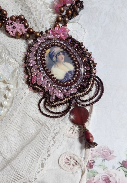 Belle Romance Haute-Couture halskjede brodert med et cabochon portrett av en kvinne i en hatt med krystaller, satengperler, gyldne runde perler, perlemor cabochons og 