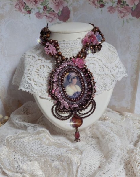 Belle Romance Haute-Couture halskjede brodert med et cabochon portrett av en kvinne i en hatt med krystaller, satengperler, gyldne runde perler, perlemor cabochons og 