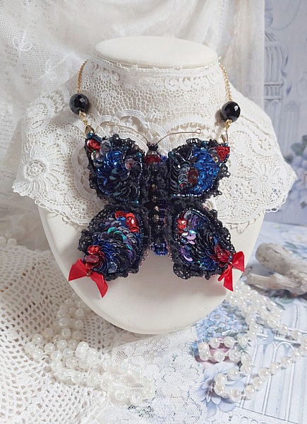 Collier Broche Butterfly Jet/Red brod&eacute; avec sequins, perles en verre, plasticine, rocailles et perles cristal Swarovski