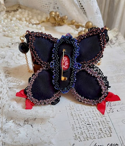 Collier Broche Butterfly Jet/Red brod&eacute; avec sequins, perles en verre, plasticine, rocailles et perles cristal Swarovski