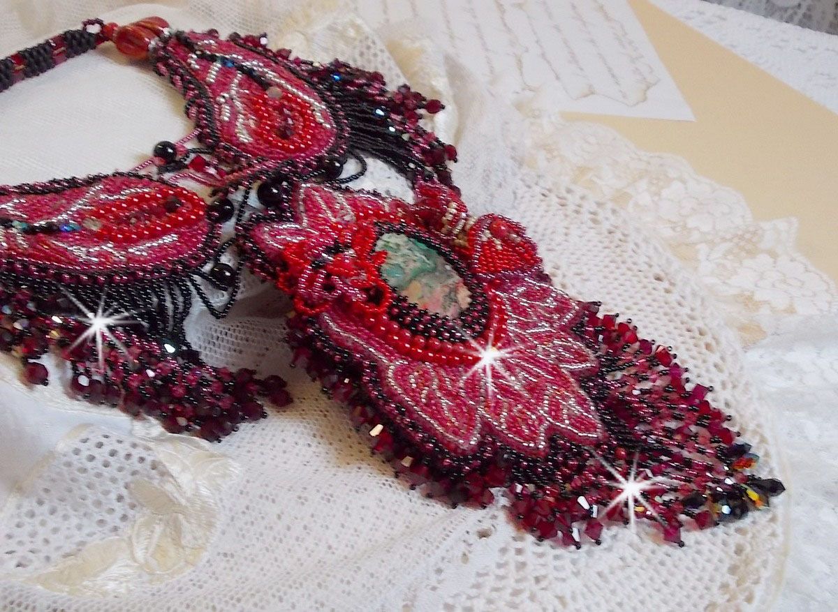 Kardinal halskjede brodert i rødt og svart med rød jaspis, onyxperler og Swarovski-krystaller