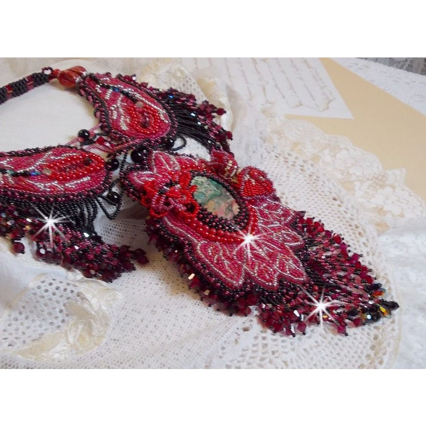 Kardinal halskjede brodert i rødt og svart med rød jaspis, onyxperler og Swarovski-krystaller