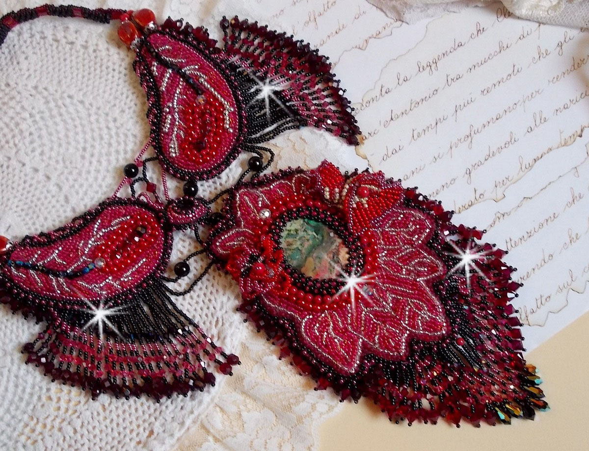 Kardinal halskjede brodert i rødt og svart med rød jaspis, onyxperler og Swarovski-krystaller
