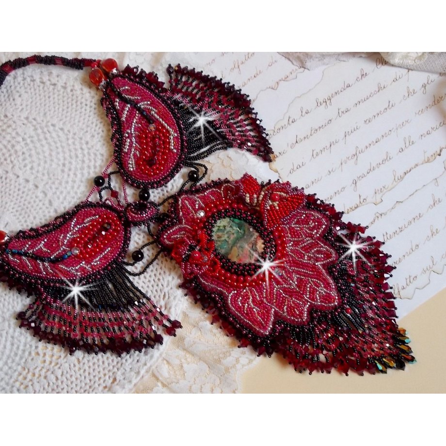Kardinal halskjede brodert i rødt og svart med rød jaspis, onyxperler og Swarovski-krystaller