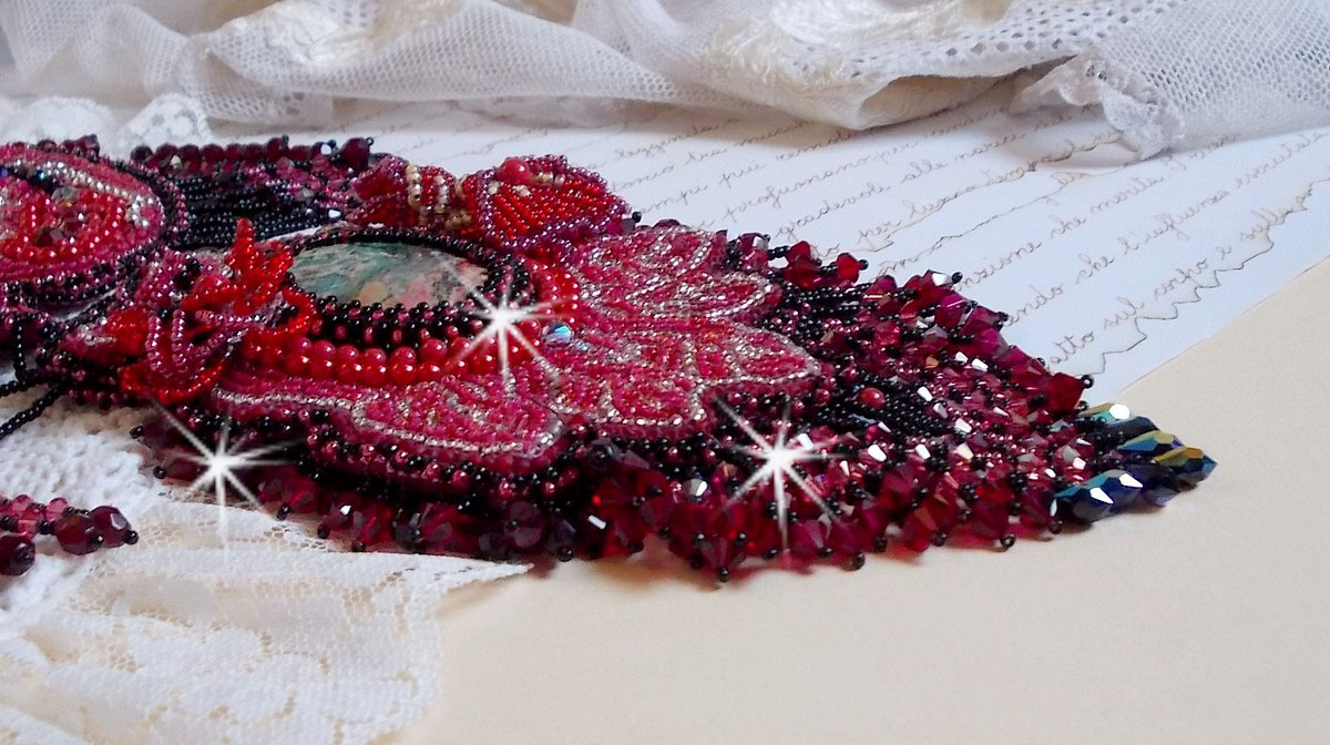 Kardinal halskjede brodert i rødt og svart med rød jaspis, onyxperler og Swarovski-krystaller