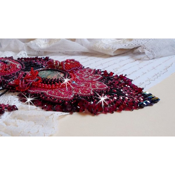 Kardinal halskjede brodert i rødt og svart med rød jaspis, onyxperler og Swarovski-krystaller