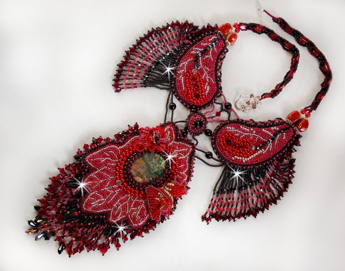 Kardinal halskjede brodert i rødt og svart med rød jaspis, onyxperler og Swarovski-krystaller