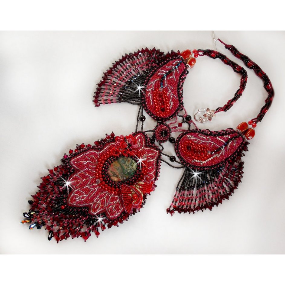 Kardinal halskjede brodert i rødt og svart med rød jaspis, onyxperler og Swarovski-krystaller