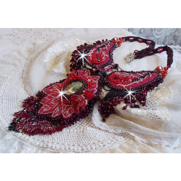 Kardinal halskjede brodert i r&oslash;dt og svart med r&oslash;d jaspis, onyxperler og Swarovski-krystaller