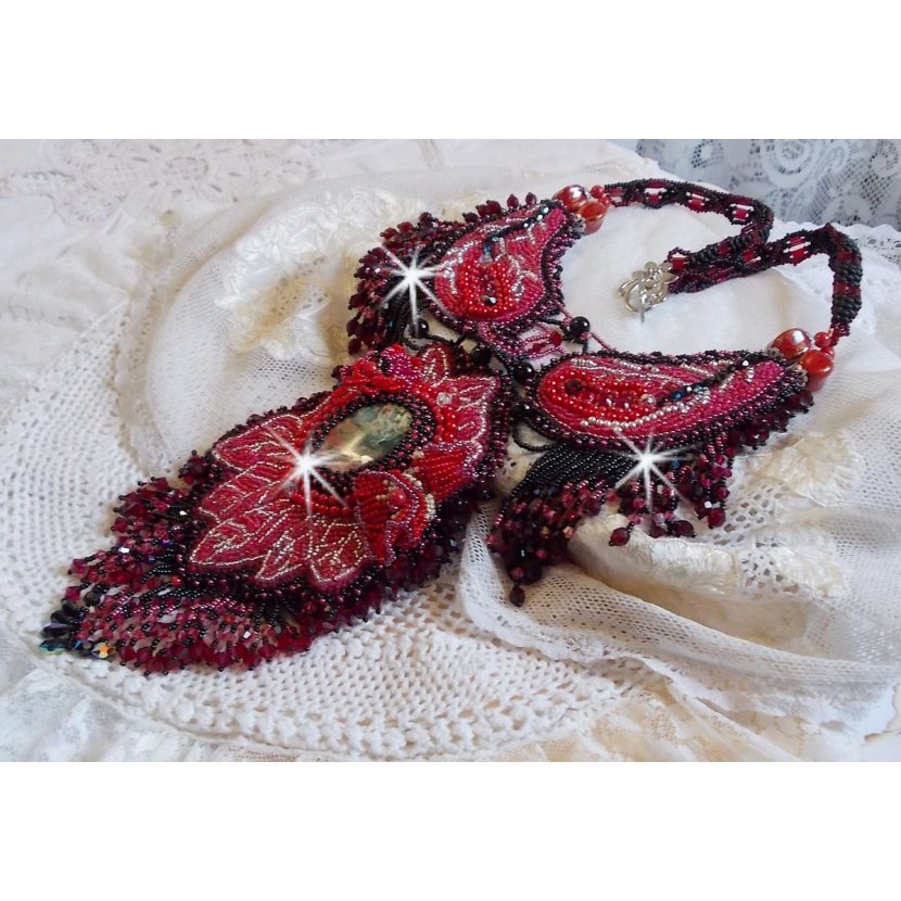 Kardinal halskjede brodert i rødt og svart med rød jaspis, onyxperler og Swarovski-krystaller