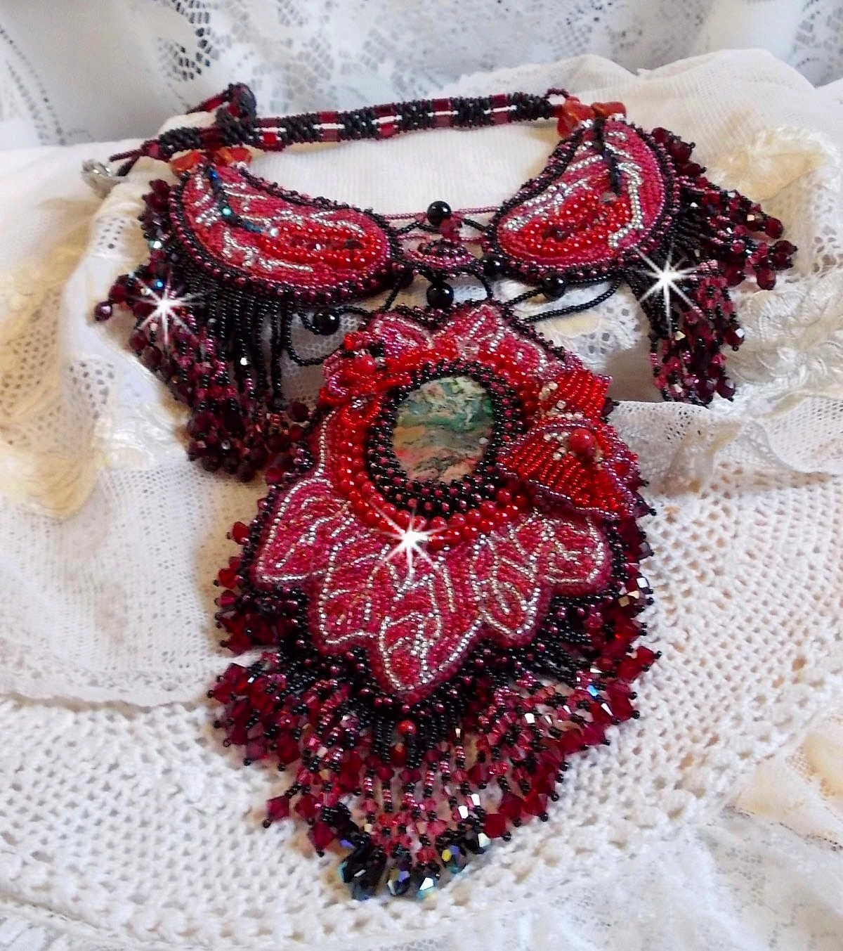 Kardinal halskjede brodert i rødt og svart med rød jaspis, onyxperler og Swarovski-krystaller