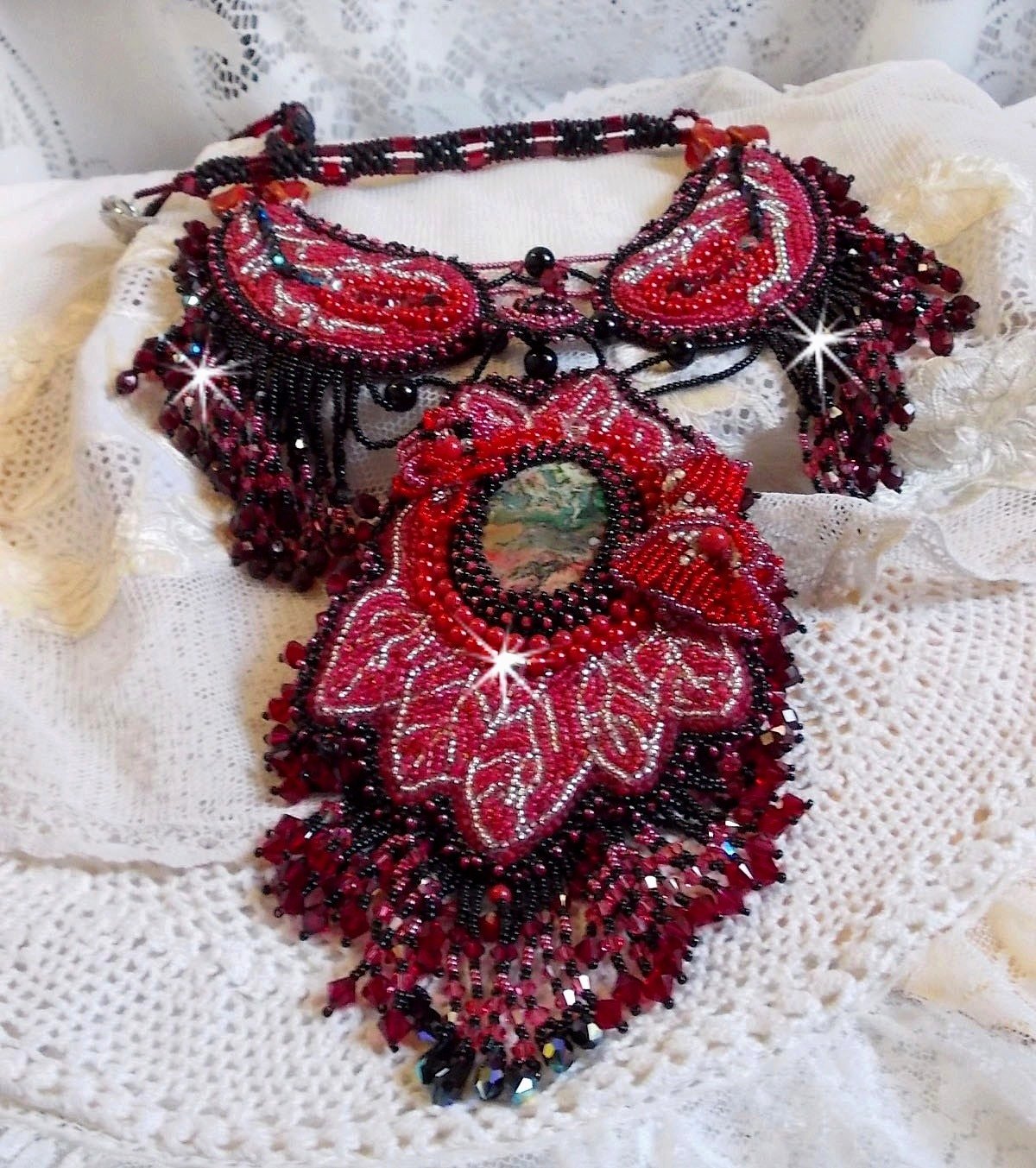 Kardinal halskjede brodert i rødt og svart med rød jaspis, onyxperler og Swarovski-krystaller