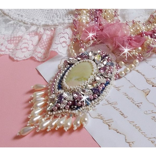 D&eacute;tente smekkekjede brodert med perleperler i harmoni med andre kvalitetsperler