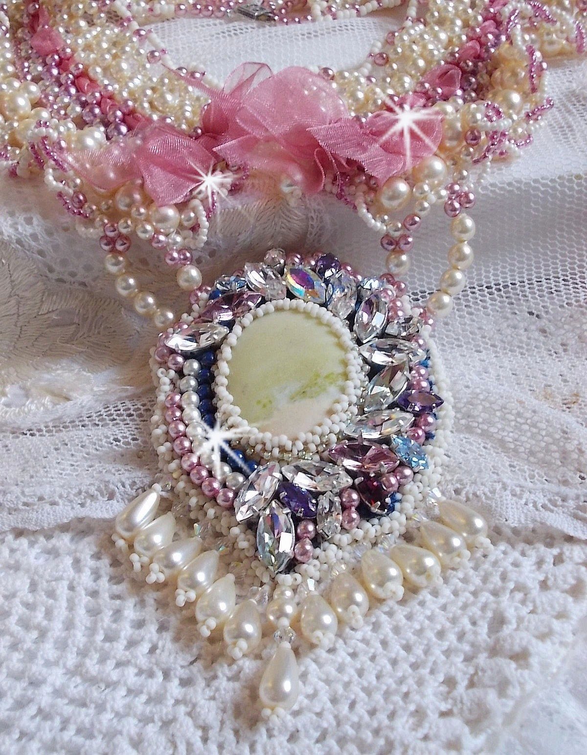 D&eacute;tente smekkekjede brodert med perleperler i harmoni med andre kvalitetsperler