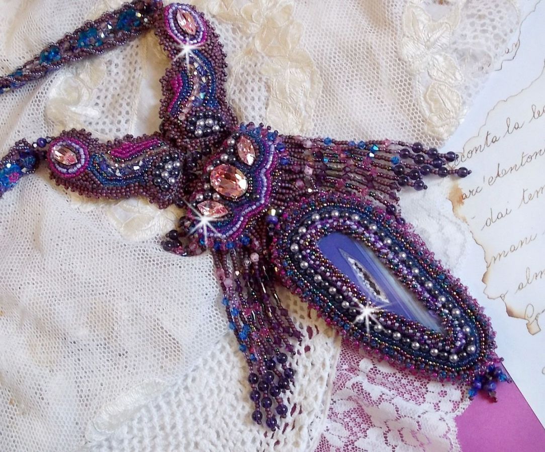 Collier Esméralda brodé avec une belle agate