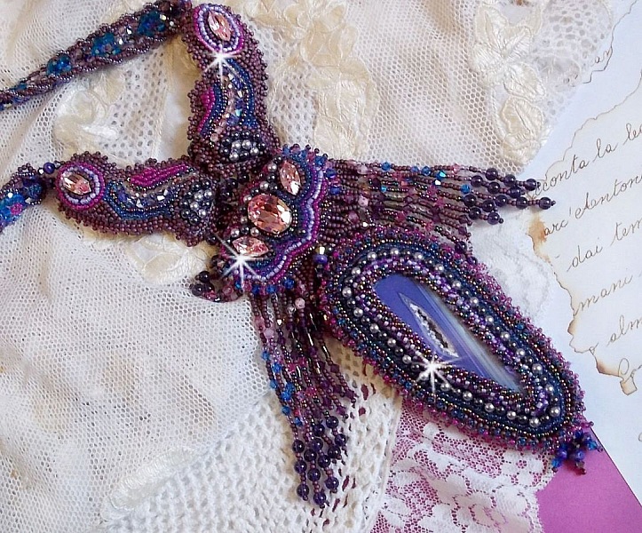 Collier Esm&eacute;ralda brod&eacute; avec une belle agate