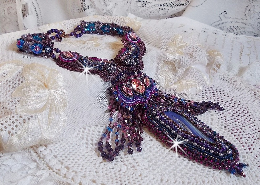 Collier Esm&eacute;ralda brod&eacute; avec une belle agate