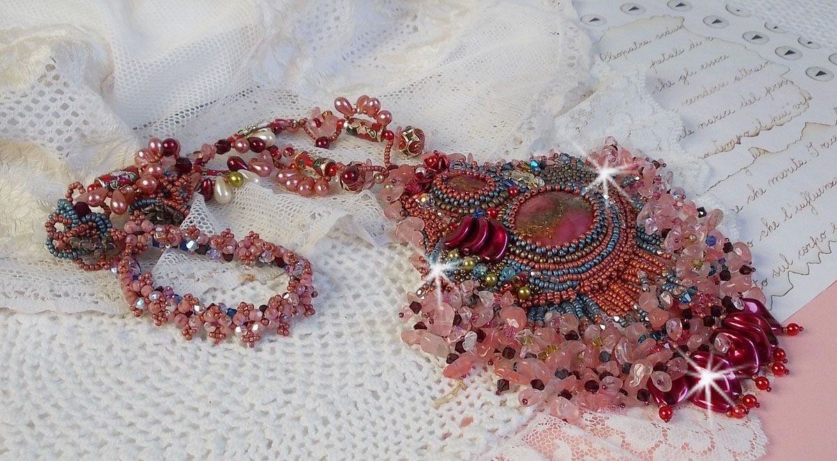 Collier Fleur de Chine brodé avec des perles de Swarovski, perles artisanales et autres