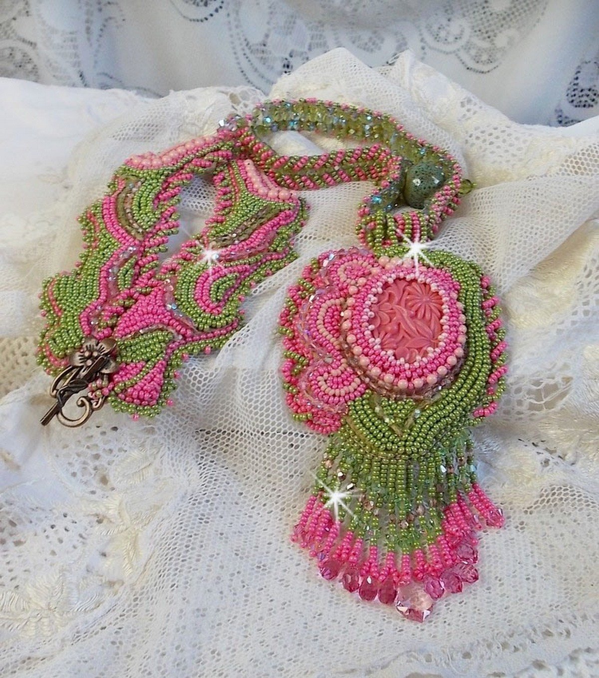 Miss Lady halskjede brodert med grønne og rosa frøperler og en harpiks cabochon