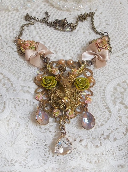 Collier Cerf Fleuri cr&eacute;e avec des cristaux de Swarovski, cabochons en r&eacute;sine, perles en verre, t&ecirc;te de cerf avec bois en m&eacute;tal, pendentif larme en zircon, n&oelig;uds en satin et accessoires en laiton 