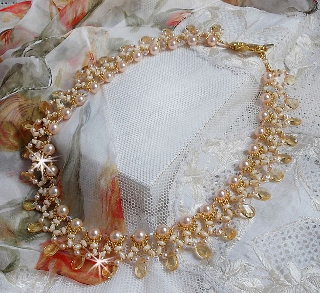 Charmeuse Champagne halskjede med Swarovski-krystaller og fasetterte glassdr&aring;per