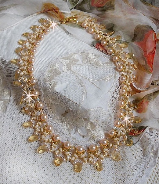 Charmeuse Champagne halskjede med Swarovski-krystaller og fasetterte glassdr&aring;per