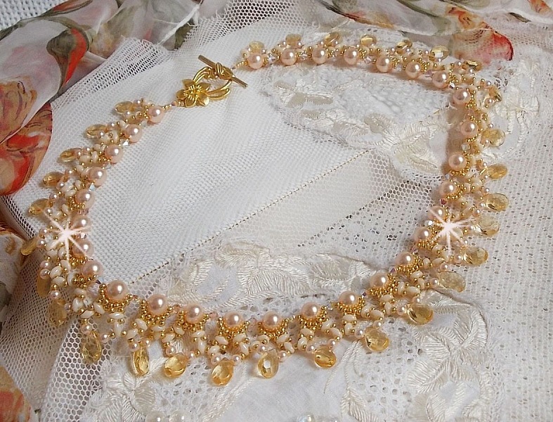 Charmeuse Champagne halskjede med Swarovski-krystaller og fasetterte glassdr&aring;per