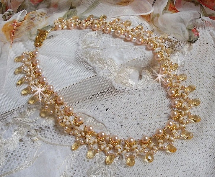 Charmeuse Champagne halskjede med Swarovski-krystaller og fasetterte glassdr&aring;per