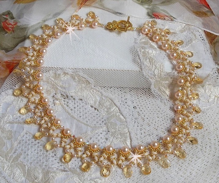 Charmeuse Champagne halskjede med Swarovski-krystaller og fasetterte glassdr&aring;per