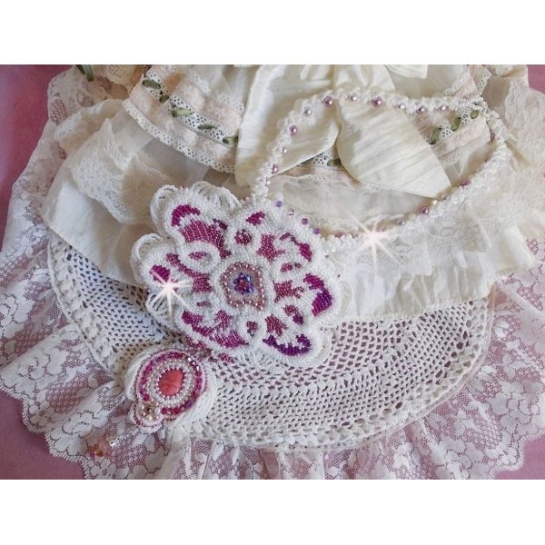 Chlo&eacute; smekkekjede brodert med fine perleblonder, Swarovski-krystaller, perleperler og Miyuki seed perler