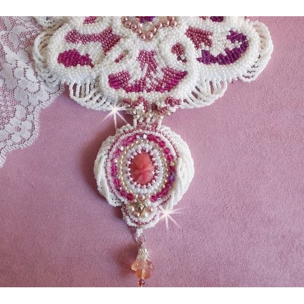 Chlo&eacute; smekkekjede brodert med fine perleblonder, Swarovski-krystaller, perleperler og Miyuki seed perler