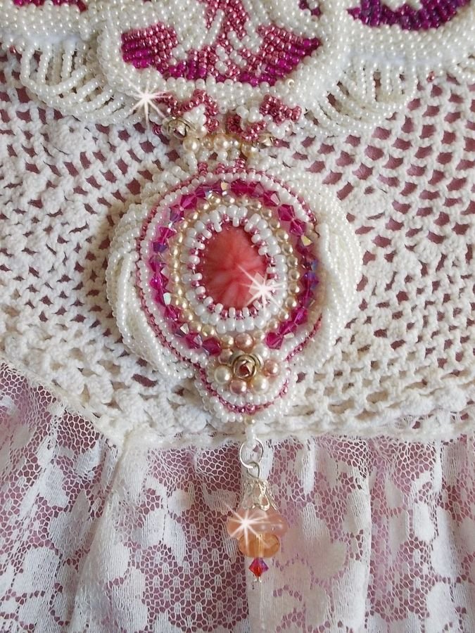 Chloé smekkekjede brodert med fine perleblonder, Swarovski-krystaller, perleperler og Miyuki seed perler