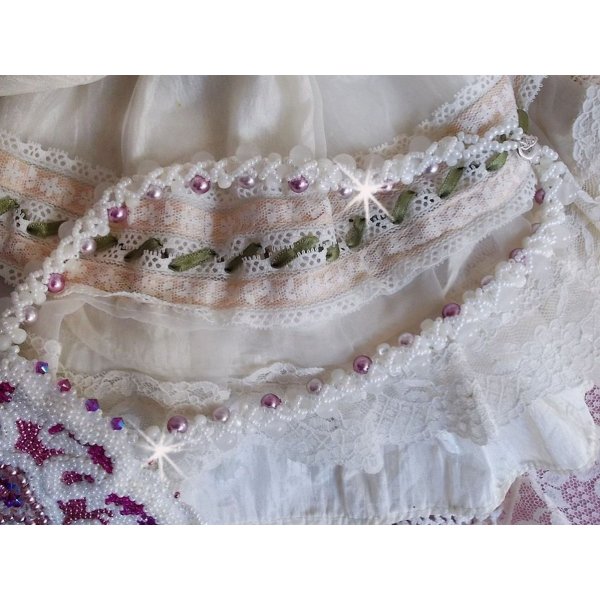 Chlo&eacute; smekkekjede brodert med fine perleblonder, Swarovski-krystaller, perleperler og Miyuki seed perler