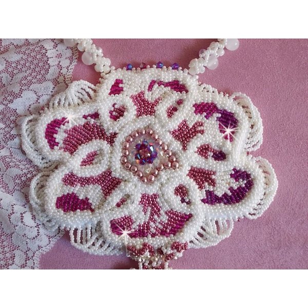 Chlo&eacute; smekkekjede brodert med fine perleblonder, Swarovski-krystaller, perleperler og Miyuki seed perler