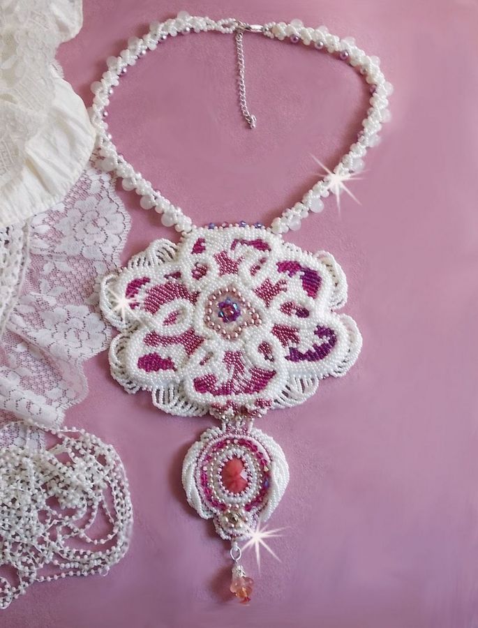 Chloé smekkekjede brodert med fine perleblonder, Swarovski-krystaller, perleperler og Miyuki seed perler