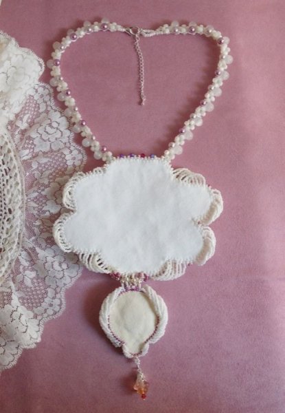 Chlo&eacute; smekkekjede brodert med fine perleblonder, Swarovski-krystaller, perleperler og Miyuki seed perler