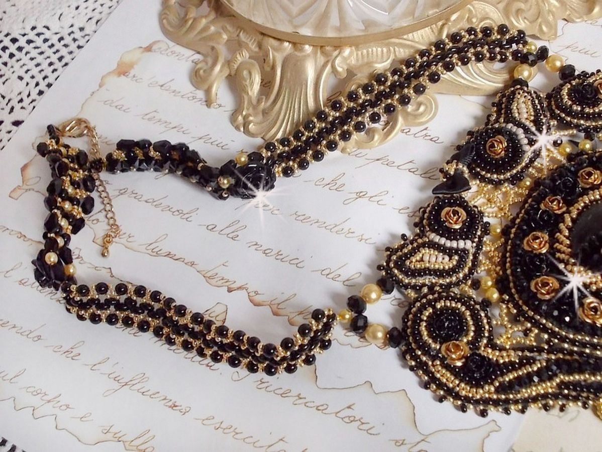 Cleopatra halskjede brodert med svart onyx, perler og frøperler 