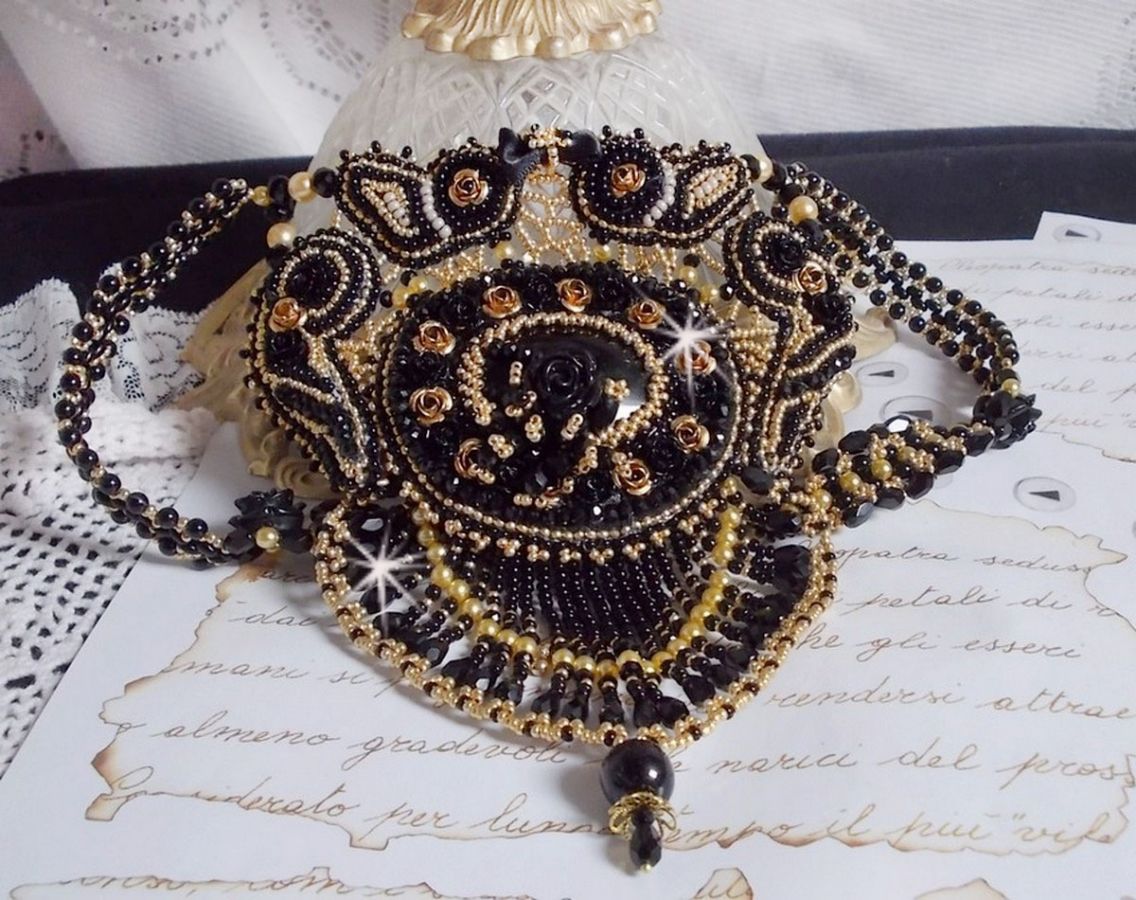 Cleopatra halskjede brodert med svart onyx, perler og frøperler 