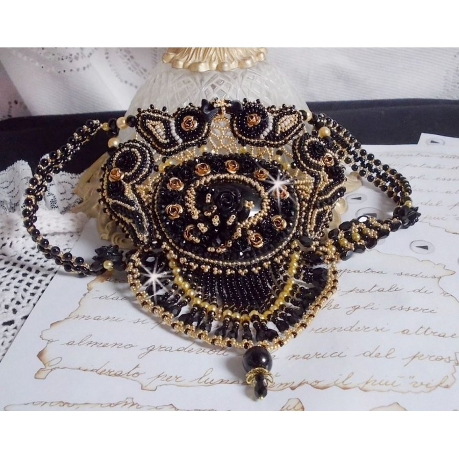 Cleopatra halskjede brodert med svart onyx, perler og frøperler 