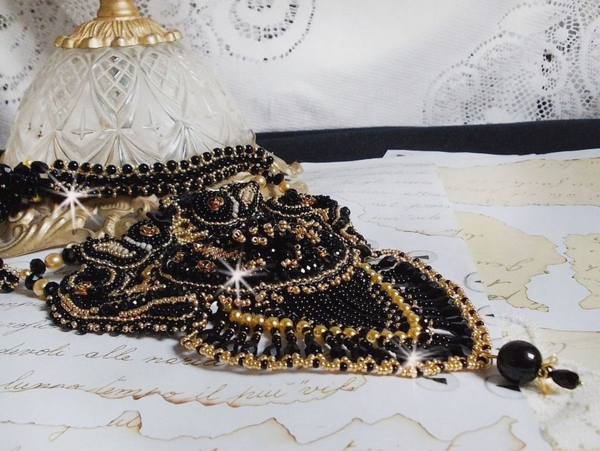 Cleopatra halskjede brodert med svart onyx, perler og frøperler 