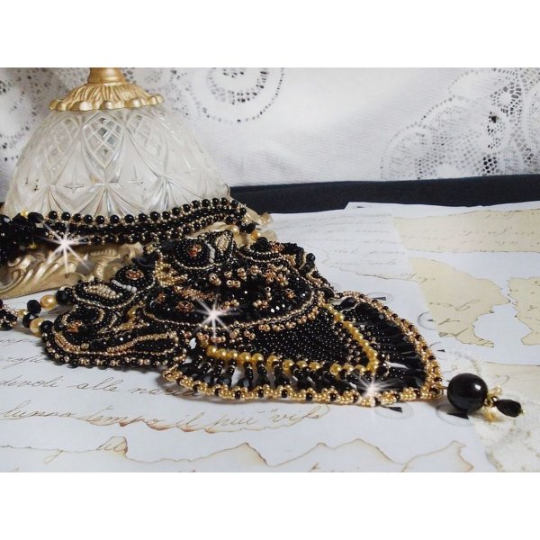 Cleopatra halskjede brodert med svart onyx, perler og fr&oslash;perler 